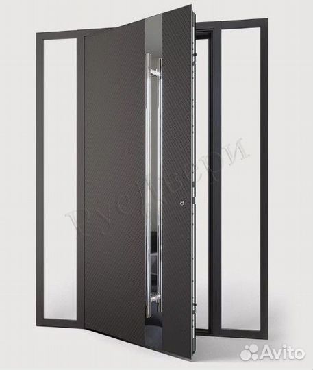 Широкая уличная дверь со стеклами в дом