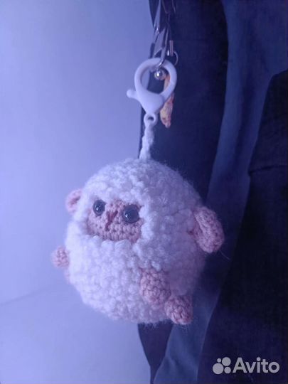 Вязаный брелок овечка