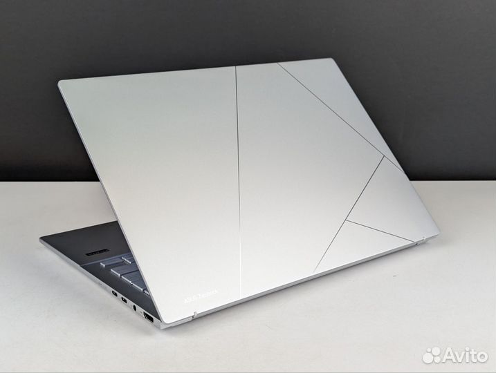 Asus ZenBook 14 ultra 9-185H oled 2.8K 32/1TB