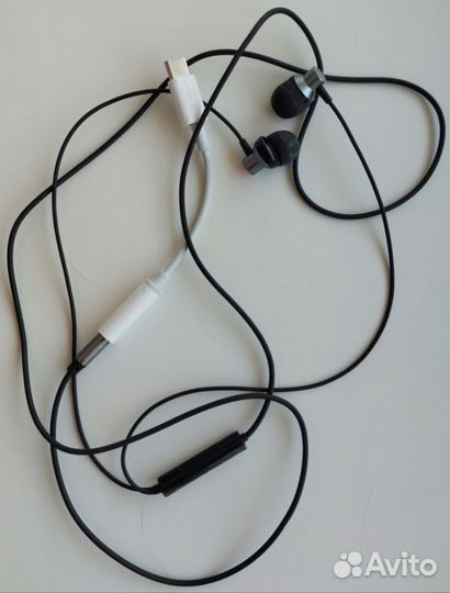 Проводные наушники
