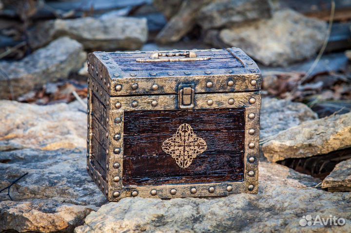 Сундуки и шкатулки