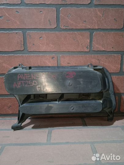 Заглушка бампера toyota avensis AZT250 1AZ-FSE FR/LH