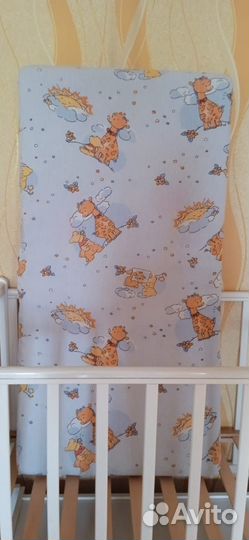 Детская кроватка с маятником и ящиком