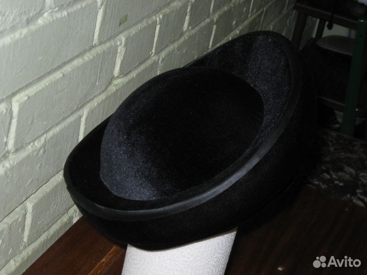 Кокетливая женская велюровая шляпка