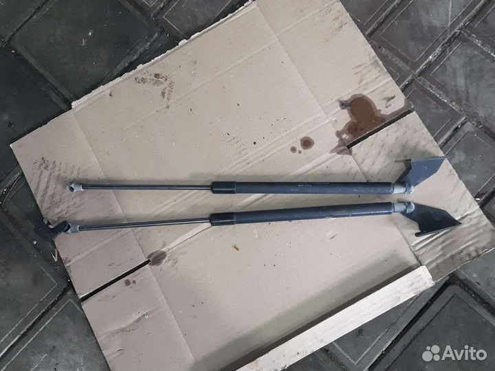 Амортизаторы упоры крышки багажника Nissan Qashqai