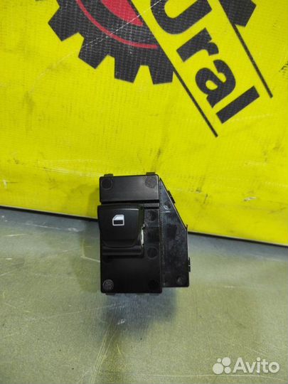 Кнопка стеклоподъемника задняя левая Hyundai