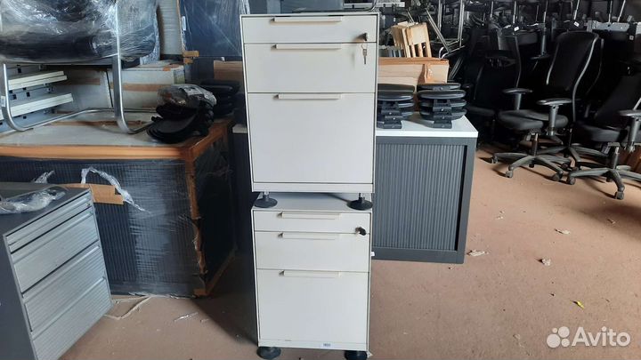 Тумбы инструментальные, металлические Vitra