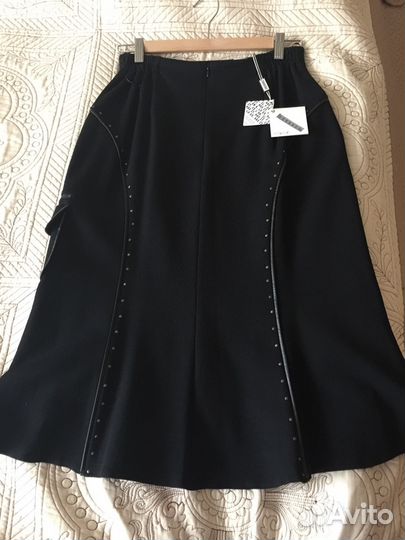 Юбка немного расклешенная книзу. Новая, польская