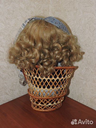 Коллекционная Фарфоровая кукла в плетеном кресле