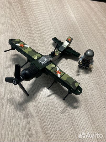 Собранное Lego военный самолёт