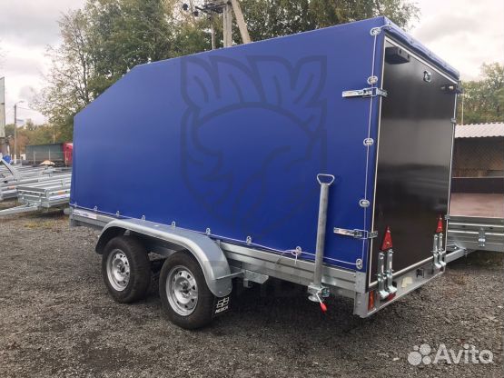Прицеп фургон с задним трапом для заезда техники