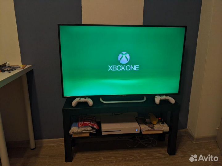 Xbox One S 1TB + два геймпада