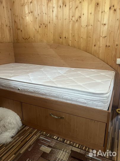 Кровать с матрасом