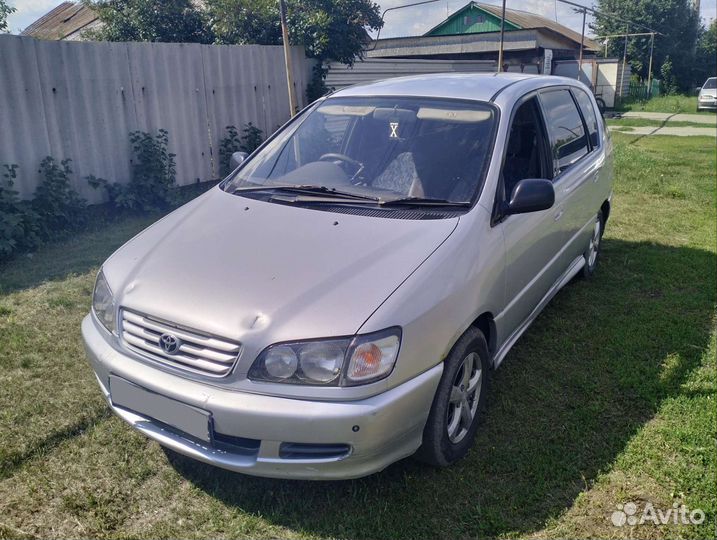 Toyota Ipsum 2.0 AT, 1997, битый, 389 000 км