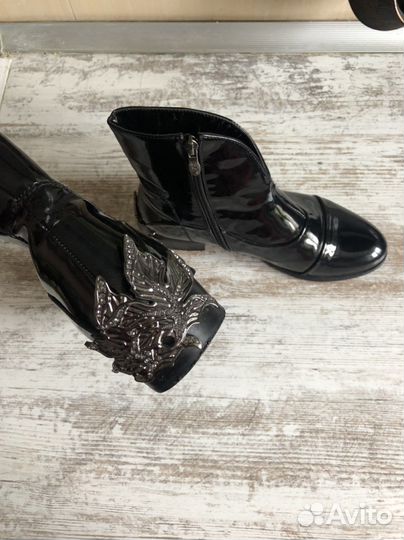 Крутые лаковые ботинки