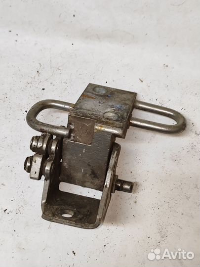 Петля двери зад прав низ Skoda Octavia A4