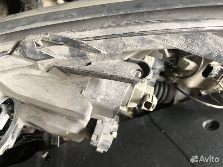 Mitsubishi Grandis правая фара оригинал галоген