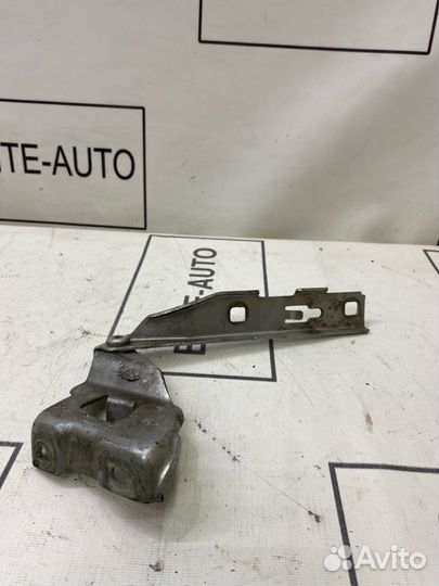 Петля капота левая Audi A4 B8 2010