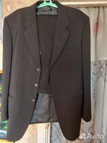 Продаю костюмы