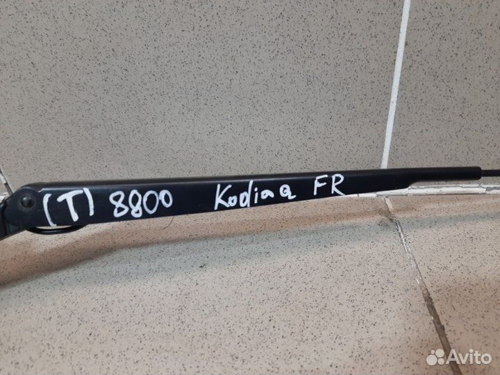 Поводок стеклоочистителя передний правый Skoda