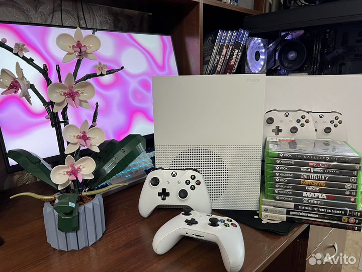 Xbox One S 1tb+подписка на год
