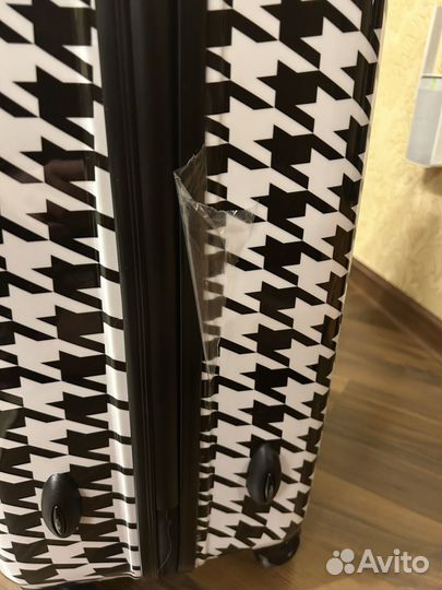 Чемодан Guess