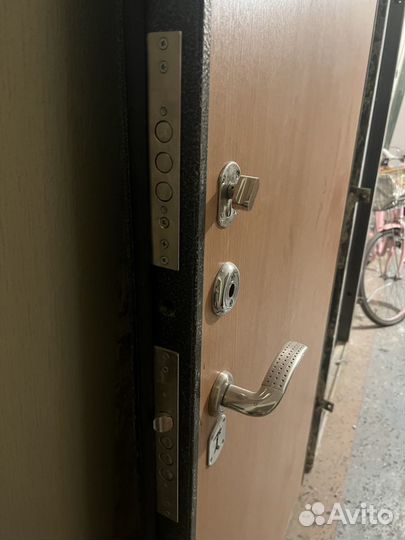 Дверь входная, металлическая, в квартиру