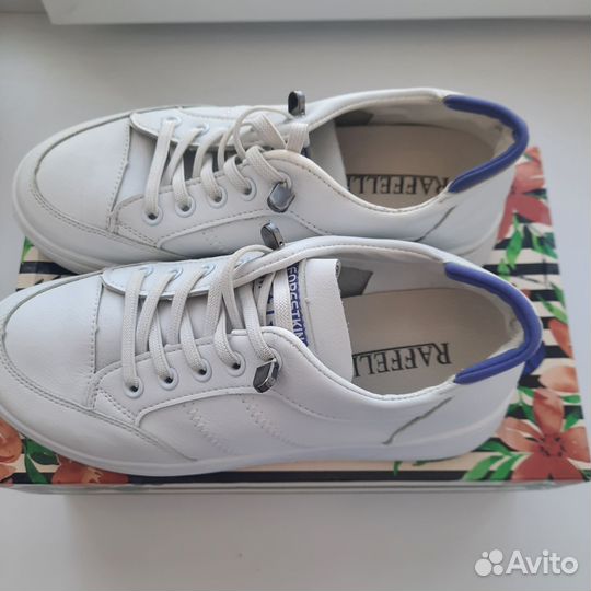 Кроссовки женские