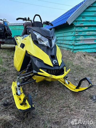 BRP ski-doo summit X T3