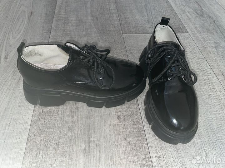 Продам обувь для девочки 34 размер
