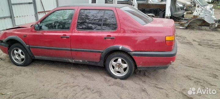 Volkswagen Vento 1.8 МТ, 1993, битый, 170 000 км