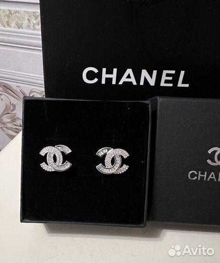 Серьги chanel в упаковке бренда