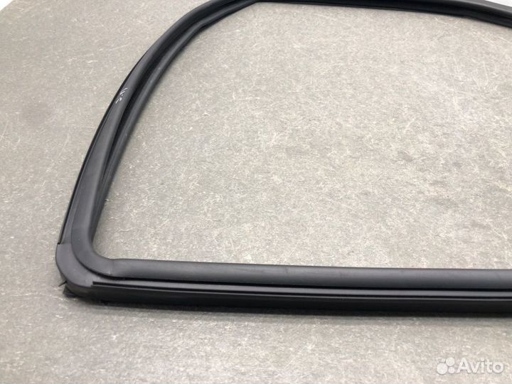 Уплотнитель стекла задний правый Лада Гранта FL