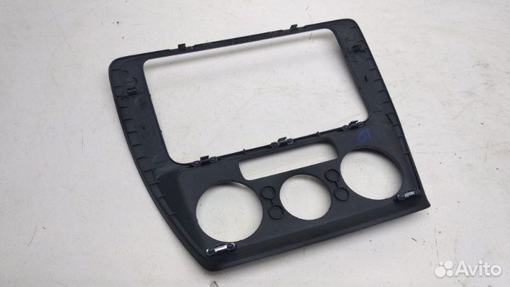 Рамка магнитолы Volkswagen Jetta 6 2.0 TDI 2015