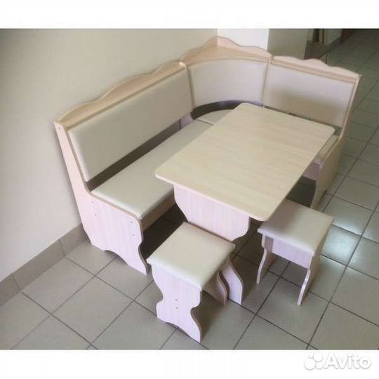 Кухонный уголок со столом
