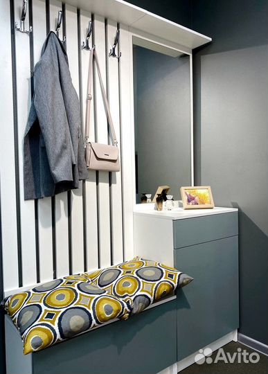 Белая прихожая с рейками в наличии