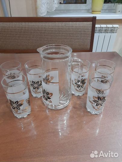 Кувшин со стаканами