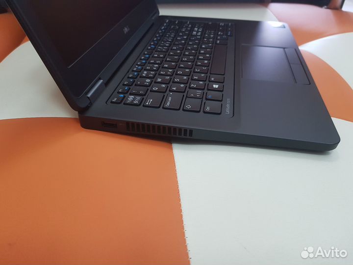 Ноутбук Dell 5270 i5-6300\8Gb\256ssd\HD
