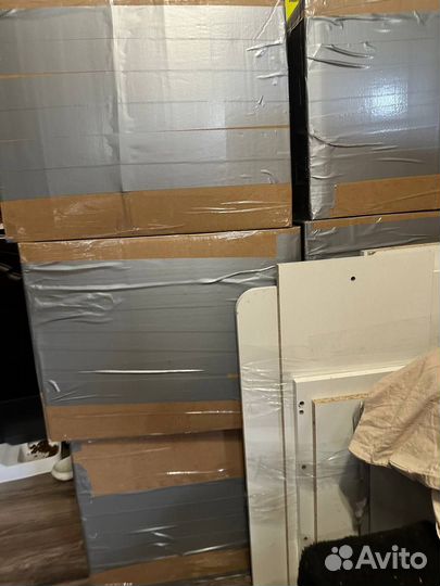 Коробка с женскими вещами