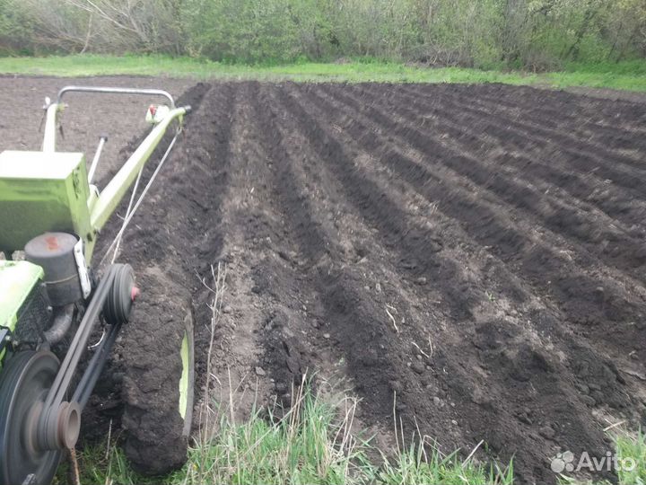 Вспашка земли мотоблоком