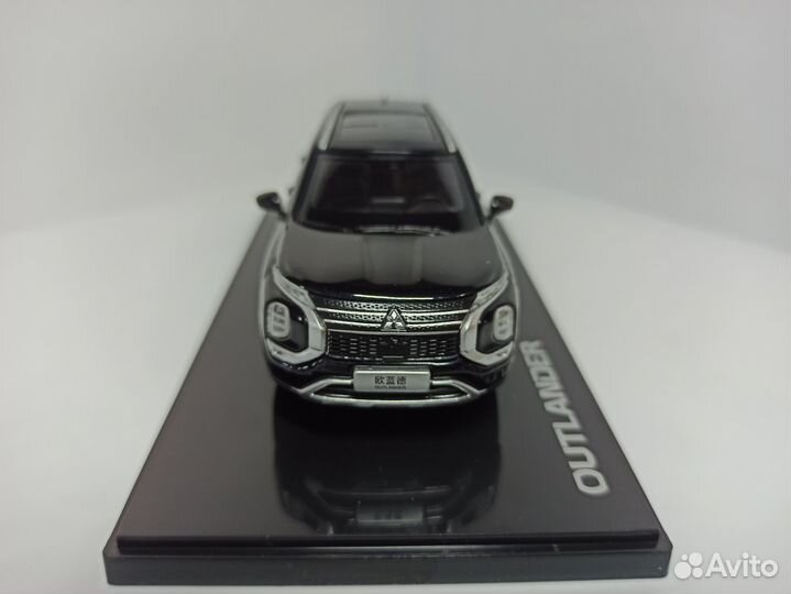 Коллекционная модель Mitsubishi outlander 1:43