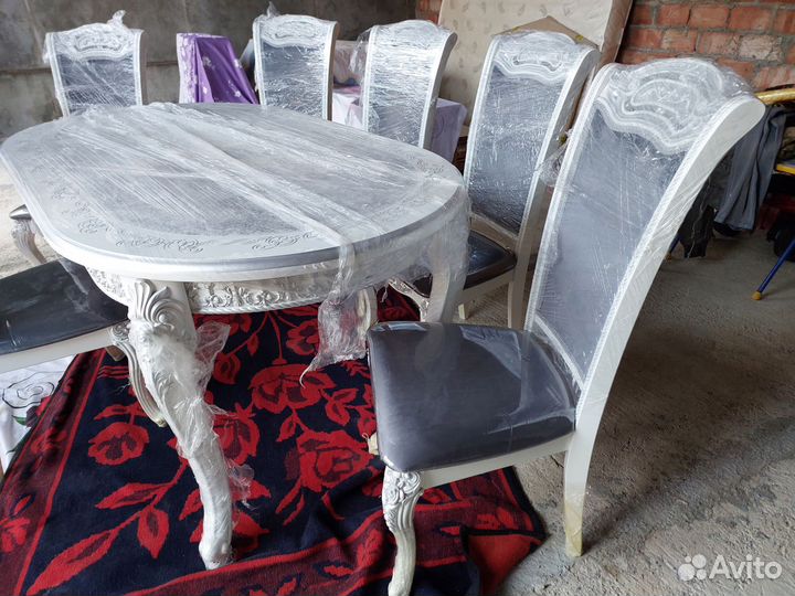 Стол и стулья