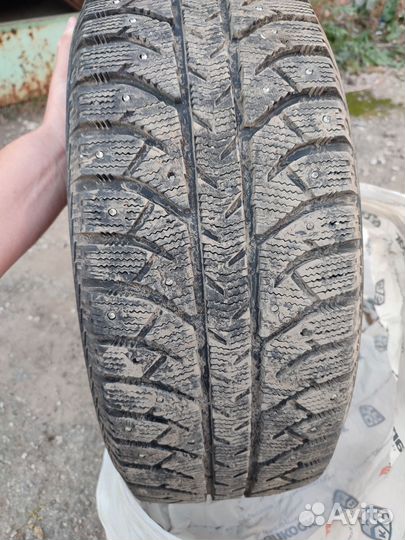 Bridgestone Ice Cruiser 7000 215/60 R16