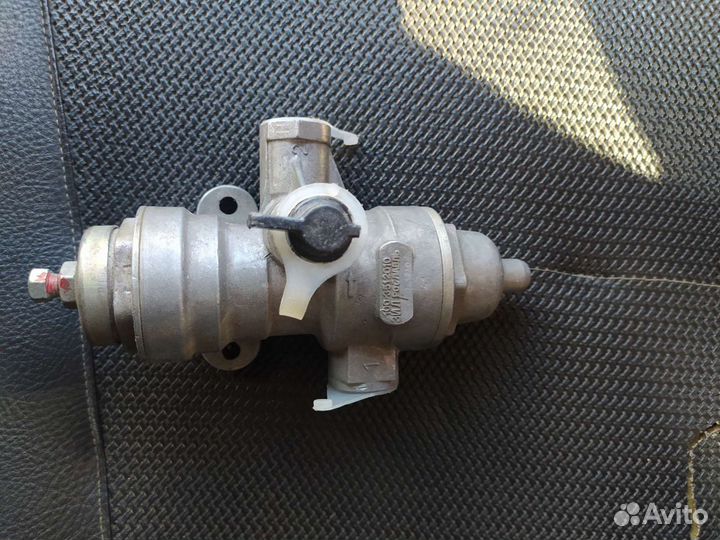 Регулятор давления пневмотормозов