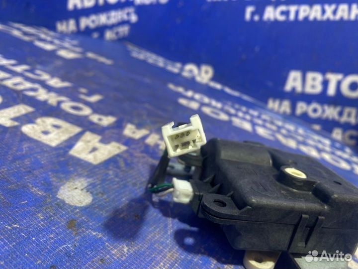 Моторчик заслонок отопителя Nissan Cefiro A33