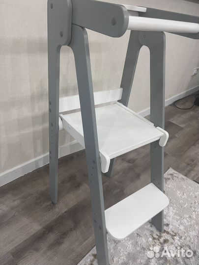 Башня помощника монтессори с доской