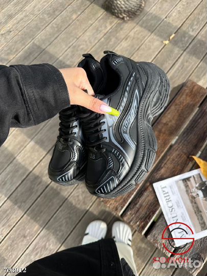 Кроссовки женские