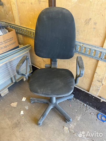 Стул офисный на колесах