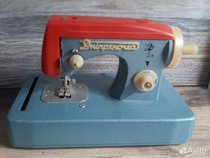 Игрушечная швейная машинка СССР