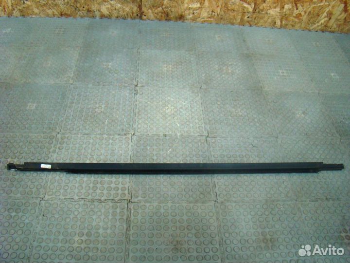 VW Tiguan 1 Накладка стекла переднего левого